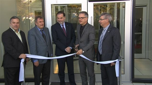 Le ministre Réjean Hébert coupe un ruban blanc pour inaugurer l'ouverture du Centre de recherche du CHUM Le ministre Réjean Hébert coupe un ruban blanc pour inaugurer l'ouverture du Centre de recherche du CHUM