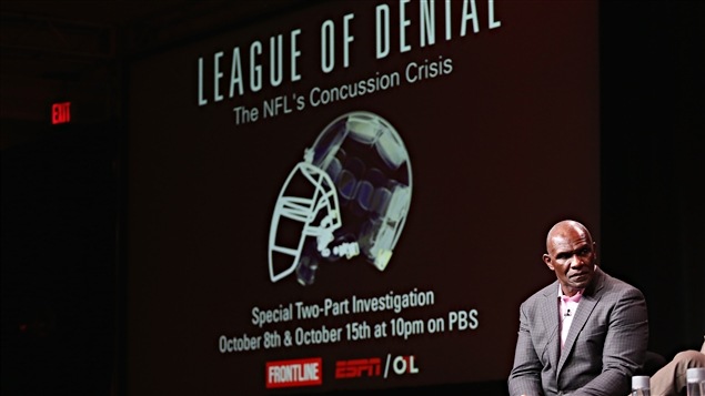 Harry Carson lors d'un panel sur le documentaire League of Denial Harry Carson lors d'un panel sur le documentaire League of Denial