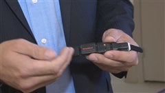 Ce dispositif est inséré dans le casque du joueur blessé. Ce dispositif est inséré dans le casque du joueur blessé.