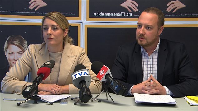 Mélanie Joly en compagnie de Mathieu Bélanger, responsable des questions liées aux transports collectifs et candidat dans le district Champlain-L’Île-des-Sœurs Mélanie Joly en compagnie de Mathieu Bélanger, responsable des questions liées aux transports collectifs et candidat dans le district Champlain-L’Île-des-Sœurs