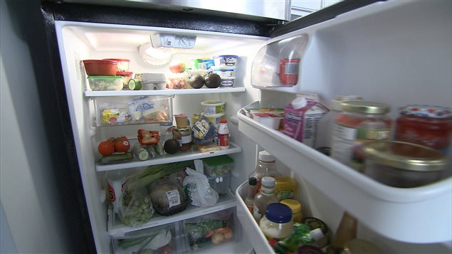 Pour la Journée internationale mondiale de l’alimentation, l’Épicerie aide une famille à gérer le contenu de son frigo. Pour la Journée internationale mondiale de l’alimentation, l’Épicerie aide une famille à gérer le contenu de son frigo.