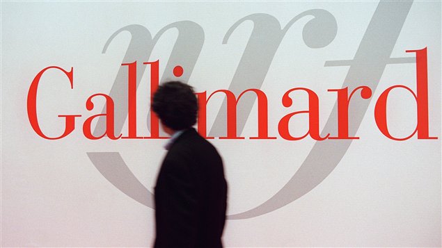 Un passant devant le stand des éditions Gallimard au Salon international du livre de Paris en 2001 (archives). Un passant devant le stand des éditions Gallimard au Salon international du livre de Paris en 2001 (archives).