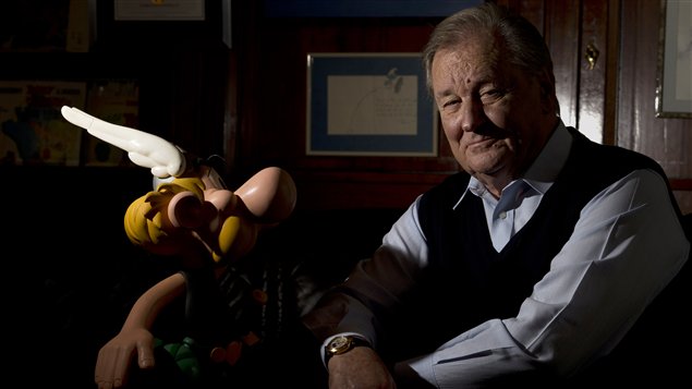 Albert Uderzo pose à côté d'une figurine de son célèbre personnage Astérix, en octobre 2013. Albert Uderzo pose à côté d'une figurine de son célèbre personnage Astérix, en octobre 2013.