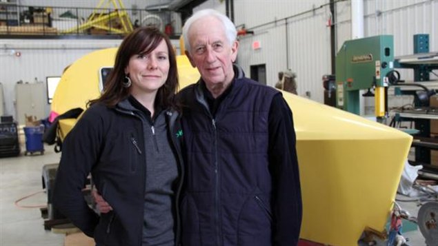 Mylène Paquette et Hermel Lavoie, devant le «Hermel», l'embarcation qu'utilise Mylène pour traverser l'océan Atlantique à la rame. Mylène Paquette et Hermel Lavoie, devant le «Hermel», l'embarcation qu'utilise Mylène pour traverser l'océan Atlantique à la rame.