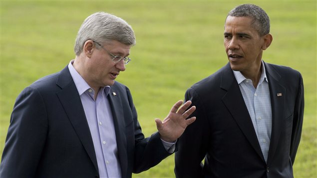 Harper et Obama discutent pendant un sommet en juin 2013. Harper et Obama discutent pendant un sommet en juin 2013.