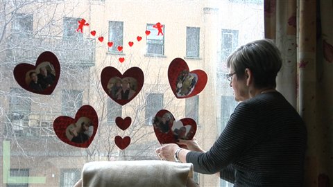 Claudette regarde photos et souvenirs de son histoire d'amour avec Claude Claudette regarde photos et souvenirs de son histoire d'amour avec Claude