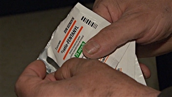 Le fentanyl est prescrit sous forme de timbre transdermique à ceux qui souffrent d'un cancer ou de douleurs très intenses (archives). Le fentanyl est prescrit sous forme de timbre transdermique à ceux qui souffrent d'un cancer ou de douleurs très intenses (archives).