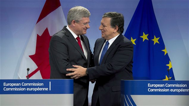 Le premier ministre Stephen Harper et le président de la Commission européenne, Jose Manuel Barroso, le 18 octobre 2013. Le premier ministre Stephen Harper et le président de la Commission européenne, Jose Manuel Barroso, le 18 octobre 2013.