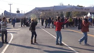 Les manifestants ont bloqué la circulation pendant près de 20 minutes sur la route 344. Les manifestants ont bloqué la circulation pendant près de 20 minutes sur la route 344.