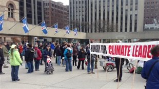 À Toronto, plusieurs dizaines de personnes ont manifesté contre des projets de pipelines étudiés en Ontario. À Toronto, plusieurs dizaines de personnes ont manifesté contre des projets de pipelines étudiés en Ontario.