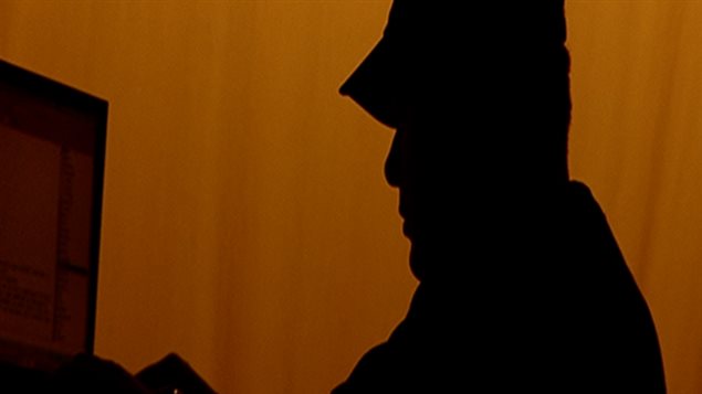 Un homme devant un ordinateur Un homme devant un ordinateur