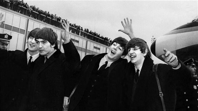 John Lennon, Ringo Starr, Paul McCartney et George Harrison à l'aéroport de New York en 1964. John Lennon, Ringo Starr, Paul McCartney et George Harrison à l'aéroport de New York en 1964.