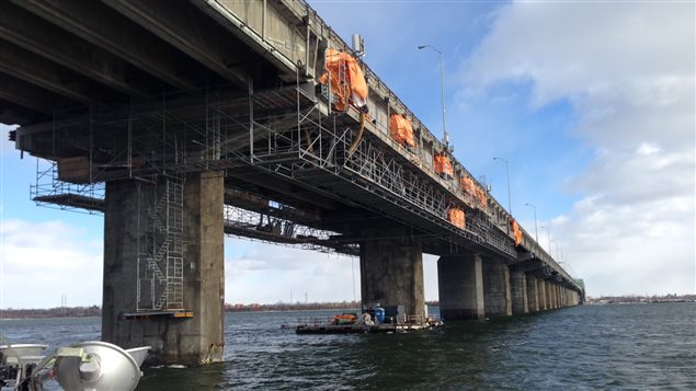 Photographie prise d'une barge sous le pont Champlain Photographie prise d'une barge sous le pont Champlain
