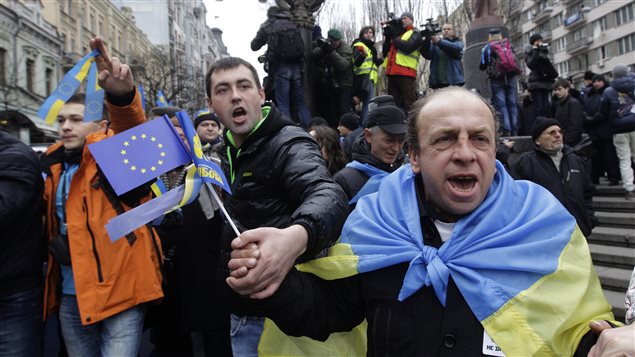 Des manifestants anti-gouvernementaux marchent dans les rues de Kiev, en Ukraine. Des manifestants anti-gouvernementaux marchent dans les rues de Kiev, en Ukraine.