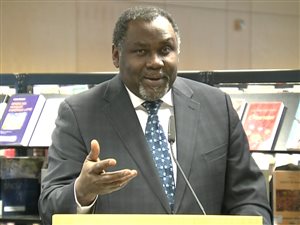 Le ministre Maka Kotto Le ministre Maka Kotto