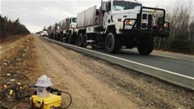 Les camions de prospection sismique de SWN Ressources. Les camions de prospection sismique de SWN Ressources.