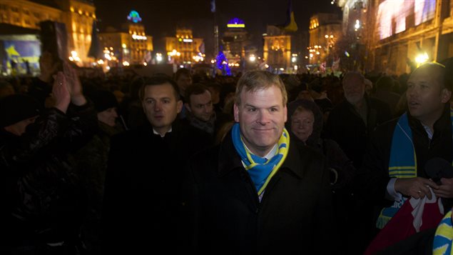 Le ministre canadien des Affaires étrangères, John Baird, à Kiev, en Ukraine. Le ministre canadien des Affaires étrangères, John Baird, à Kiev, en Ukraine.