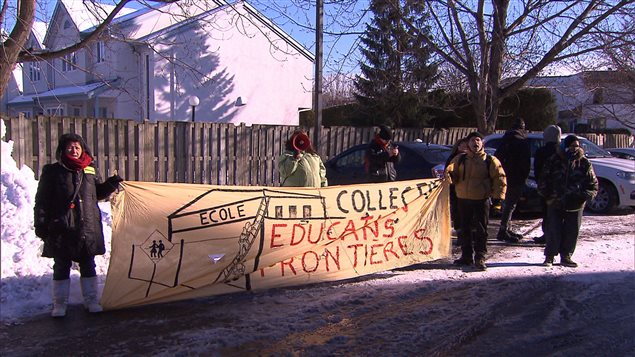 Des manifestants devant les bureaux de la ministre de l'Éducation du Québec Des manifestants devant les bureaux de la ministre de l'Éducation du Québec