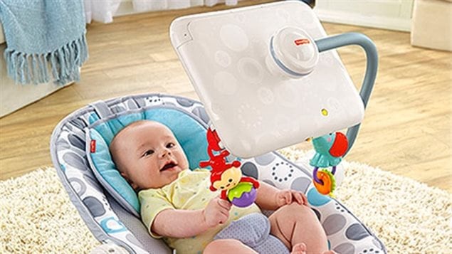 Un siège pour bébé équipé d'une tablette Un siège pour bébé équipé d'une tablette