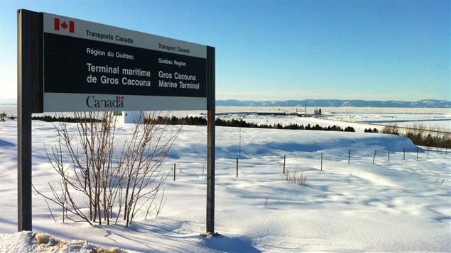 Le Port de Gros Cacouna pourrait accueillir des cargos ou manutentionner des marchandises que le Port de Québec peine à actuellement à recevoir dans ses installations.
Des discussions ont cours actuellement entre les deux administrations, mais l'enthousiasme face au projet semble différent d’une ville à l’autre.
Les discussions ont débuté à l’automne 2012, dans la plus grande discrétion. Et à pour la première sortie publique, à 200 kilomètres de distance, le discours n'est pas parfaitement harmonieux.
« Les gens de Québec sont débarqués. Ils ont fait le tour et ils ont dit : on est prêt à faire une offre », a déclaré le président de la Commission régionale du port de Gros-Cacouna, Gilles D’Amour. « On discute simplement avec eux pour voir si une forme de collaboration est possible. C'est très préliminaire », affirme pour sa part le président-directeur général du Port de Québec, Mari Le Port de Gros Cacouna pourrait accueillir des cargos ou manutentionner des marchandises que le Port de Québec peine à actuellement à recevoir dans ses installations.
Des discussions ont cours actuellement entre les deux administrations, mais l'enthousiasme face au projet semble différent d’une ville à l’autre.
Les discussions ont débuté à l’automne 2012, dans la plus grande discrétion. Et à pour la première sortie publique, à 200 kilomètres de distance, le discours n'est pas parfaitement harmonieux.
« Les gens de Québec sont débarqués. Ils ont fait le tour et ils ont dit : on est prêt à faire une offre », a déclaré le président de la Commission régionale du port de Gros-Cacouna, Gilles D’Amour. « On discute simplement avec eux pour voir si une forme de collaboration est possible. C'est très préliminaire », affirme pour sa part le président-directeur général du Port de Québec, Mari