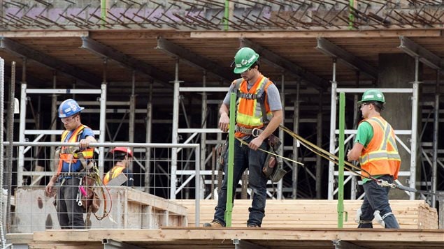 Des travailleurs de la construction à Montréal. Des travailleurs de la construction à Montréal.