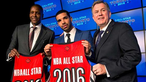 Drake (au centre) entouré du directeur général des Raptors, Masai Uriji (gauche), et du PDG de MLSE Tim Leiweke (droite) lorsque le rappeur a été fait ambassadeur de l’équipe en septembre. Drake (au centre) entouré du directeur général des Raptors, Masai Uriji (gauche), et du PDG de MLSE Tim Leiweke (droite) lorsque le rappeur a été fait ambassadeur de l’équipe en septembre.