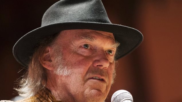 Neil Young à Toronto annonçant le début de sa tournée contre les sables bitumineux. Neil Young à Toronto annonçant le début de sa tournée contre les sables bitumineux.