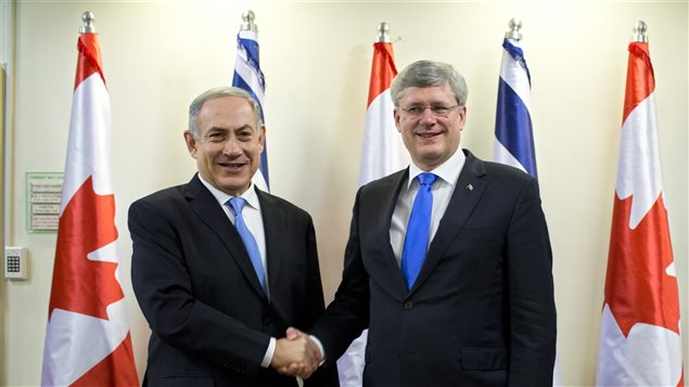 Les premiers ministres israélien, Benyamin Nétanyahou (gauche), et canadien, Stephen Harper (droite), se serrent la main avant leur rencontre bilatérale à Jérusalem. Les premiers ministres israélien, Benyamin Nétanyahou (gauche), et canadien, Stephen Harper (droite), se serrent la main avant leur rencontre bilatérale à Jérusalem.