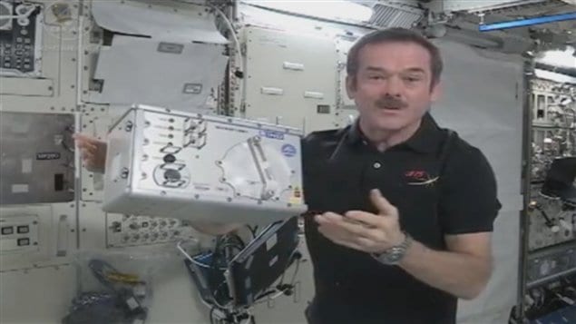 Chris Hadfield et le Microflow dans l'espace Chris Hadfield et le Microflow dans l'espace