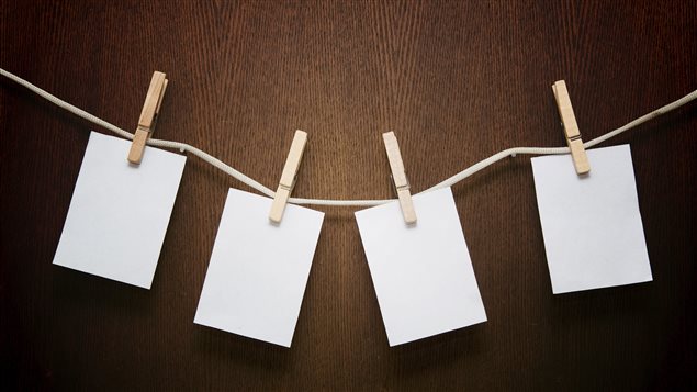 Des pages sur une corde à linge. Des pages sur une corde à linge.