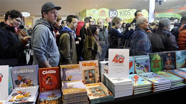 Des festivaliers font la queue au Festival international de la bande dessinée d'Angoulême (FIBD) en 2013. Des festivaliers font la queue au Festival international de la bande dessinée d'Angoulême (FIBD) en 2013.