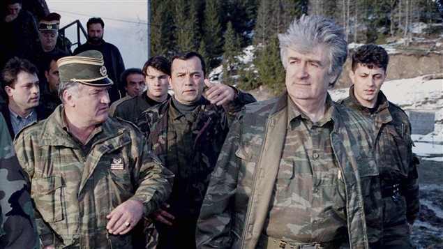 Radovan Karadzic, (d) ancien
président autoproclamé des Serbes de Bosnie, et Ratko Mladic, (g)
ancien chef militaire des forces séparatistes bosno-serbes en avril 1995. Radovan Karadzic, (d) ancien
président autoproclamé des Serbes de Bosnie, et Ratko Mladic, (g)
ancien chef militaire des forces séparatistes bosno-serbes en avril 1995.