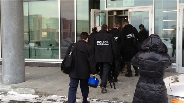 Les enquêteurs sont à la recherche de documents dans le cadre d'une enquête. Les enquêteurs sont à la recherche de documents dans le cadre d'une enquête.