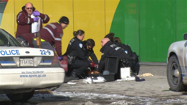 Les policiers sont venus en aide à la personne blessée Les policiers sont venus en aide à la personne blessée