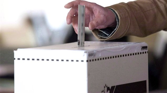 Une boîte de scrutin d'Élections Canada Une boîte de scrutin d'Élections Canada
