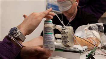 Lors des tests, le patient avait les yeux bandés et un casque sur les oreilles. Lors des tests, le patient avait les yeux bandés et un casque sur les oreilles.