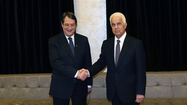 Le leader de la partie grecque de Chypre, Nicos Anastasiades, et son homologue turc Dervis Eroglu Le leader de la partie grecque de Chypre, Nicos Anastasiades, et son homologue turc Dervis Eroglu