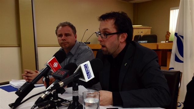 Le maire de Gaspé, Daniel Côté, en conférence de presse jeudi Le maire de Gaspé, Daniel Côté, en conférence de presse jeudi