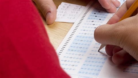 Tricherie à un examen. Tricherie à un examen.