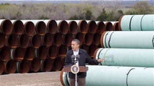Barack Obama lors d'un discours en 2012 devant un entrepôts de tuyaux de TransCanada à Cushing, en Oklhahoma Barack Obama lors d'un discours en 2012 devant un entrepôts de tuyaux de TransCanada à Cushing, en Oklhahoma