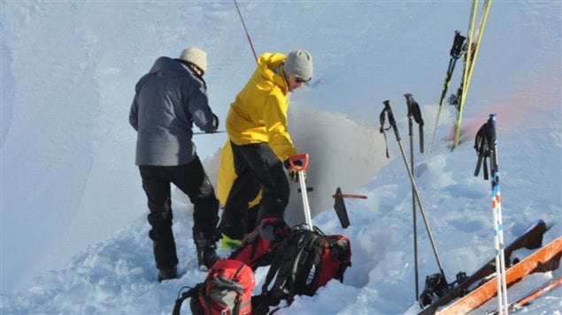 Une équipe de l'Association des avalanches du Yukon examine le manteau de neige afin de déterminer les risques d'avalanches. Une équipe de l'Association des avalanches du Yukon examine le manteau de neige afin de déterminer les risques d'avalanches.