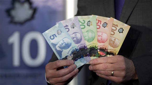 Les nouveaux billets de banque en polymère, plus difficiles à contrefaire. Les nouveaux billets de banque en polymère, plus difficiles à contrefaire.