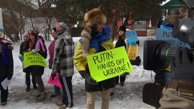 Une manifestante devant l'ambassade de Russie à Ottawa. Une manifestante devant l'ambassade de Russie à Ottawa.