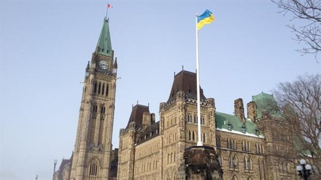 Le drapeau ukrainien a été hissé sur la colline du Parlement, à Ottawa, en guise de solidarité avec le peuple ukrainien. Le drapeau ukrainien a été hissé sur la colline du Parlement, à Ottawa, en guise de solidarité avec le peuple ukrainien.