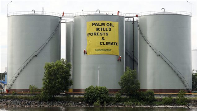 En Indonésie, en 2007, une bannière est déployée par Greenpeace sur des réservoirs d'huile de palme. En Indonésie, en 2007, une bannière est déployée par Greenpeace sur des réservoirs d'huile de palme.