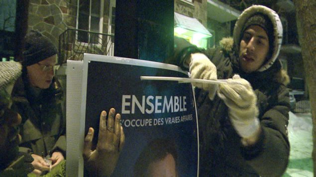 Des bénévoles procèdent à l'installation d'une pancarte électorale. Des bénévoles procèdent à l'installation d'une pancarte électorale.