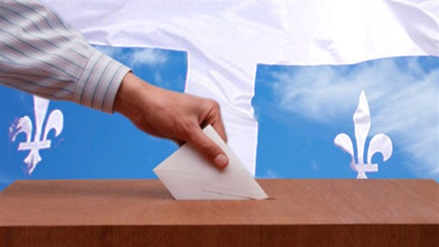 Une urne et un bulletin de votes Une urne et un bulletin de votes