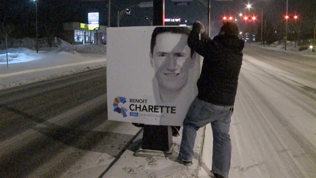 Un poseur d'affiches à l'oeuvre à Deux-Montagnes quelques heures avant l'annonce officielle des élections. Un poseur d'affiches à l'oeuvre à Deux-Montagnes quelques heures avant l'annonce officielle des élections.