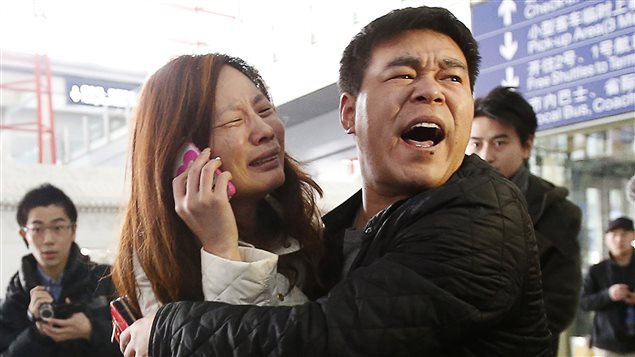 Des proches d'un passager du vol de la compagnie Malaysia Airlines apprennent la mauvaise nouvelle, à l'aéroport de Pélin, samedi. Des proches d'un passager du vol de la compagnie Malaysia Airlines apprennent la mauvaise nouvelle, à l'aéroport de Pélin, samedi.
