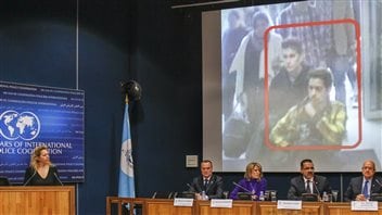 Le secrétaire général d'Interpol, Ronald Noble (deuxième à partir de la droite), a diffusé les photos des deux passagers ayant utilisé de faux passeports. Le secrétaire général d'Interpol, Ronald Noble (deuxième à partir de la droite), a diffusé les photos des deux passagers ayant utilisé de faux passeports.